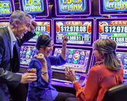 Dealer live casino bermain blackjack dengan pengguna di layar perangkat